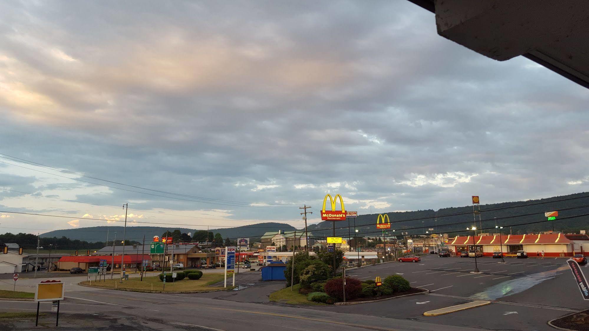 Sonrise Inn Lincoln Hwy By Oyo Breezewood Exterior foto